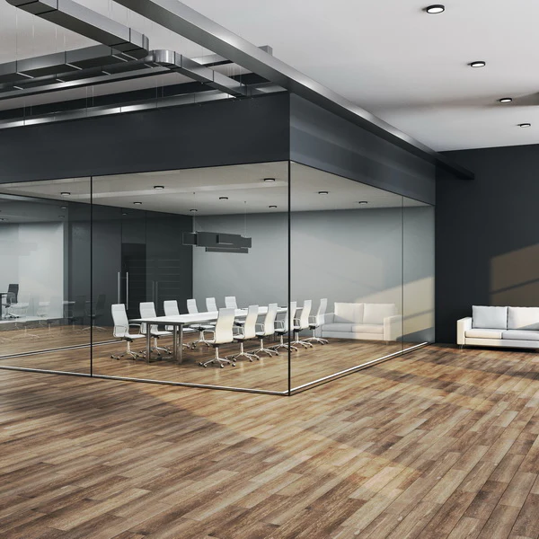 現代寫字樓會議室灰色木紋SPC地板，防滑防水石塑地板工程效果，優質辦公室地板材料首選。