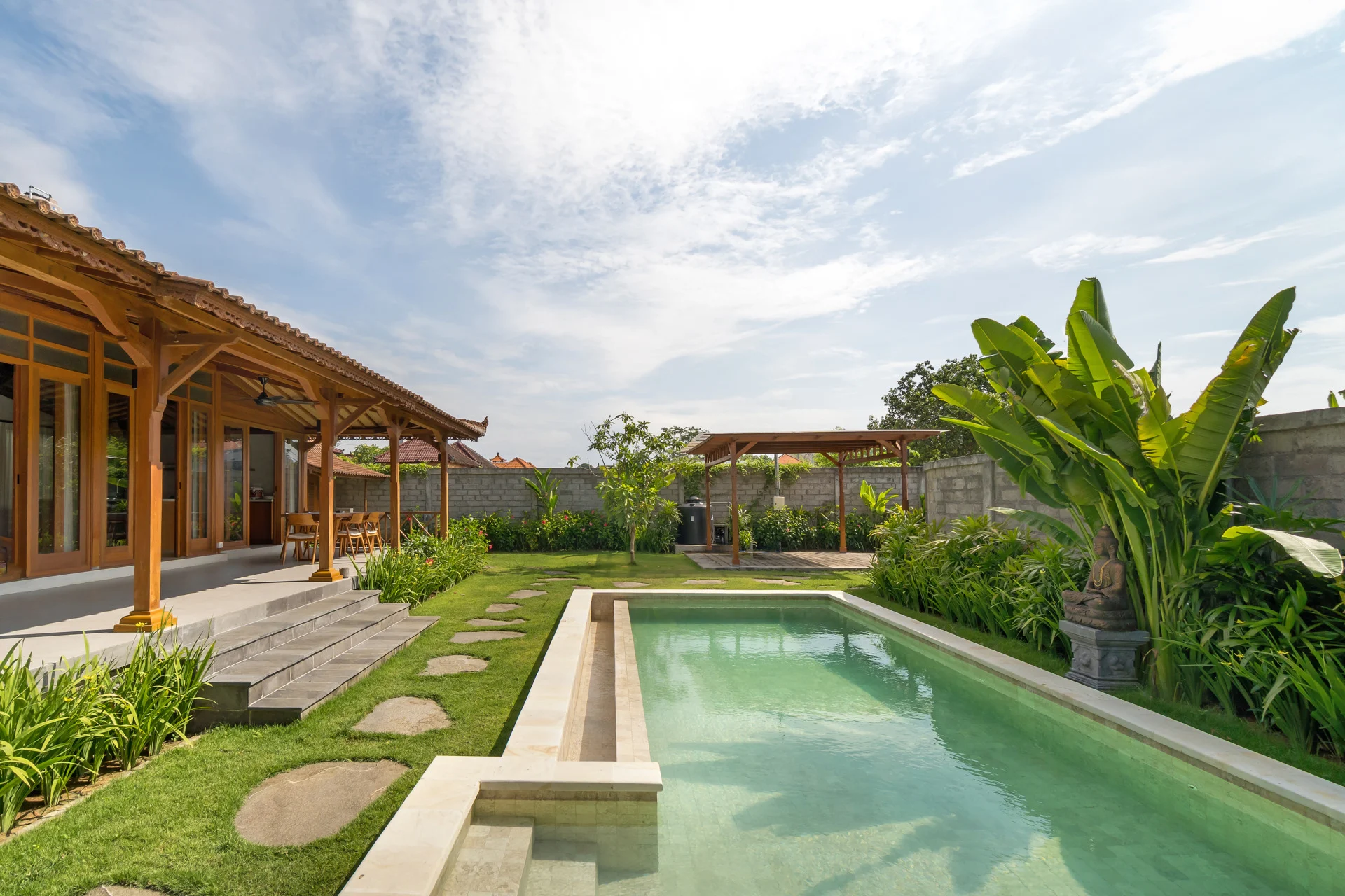 Buitenzwembad van een Joglo Villa op Bali