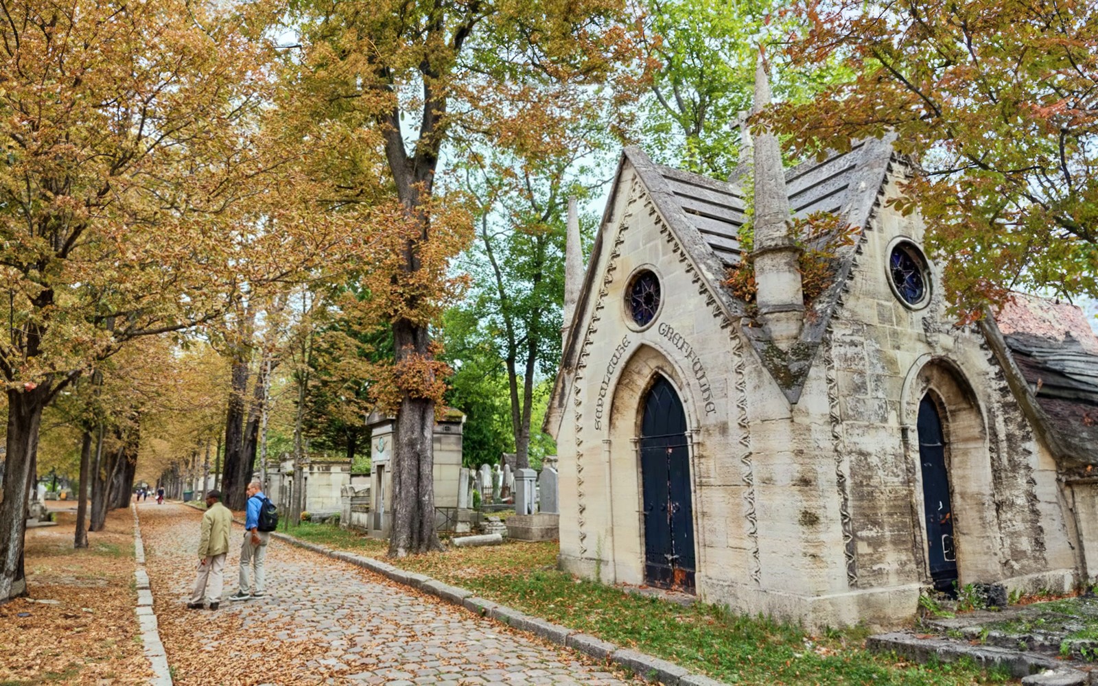Cementerio de Père-Lachaise en París, recorrido de audio por el camino con las tumbas de celebridades.