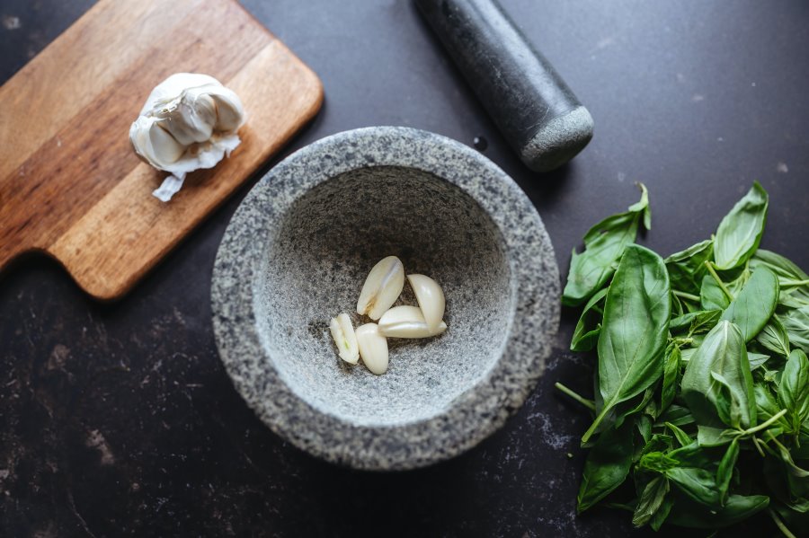 Preparare il pesto con il mortaio