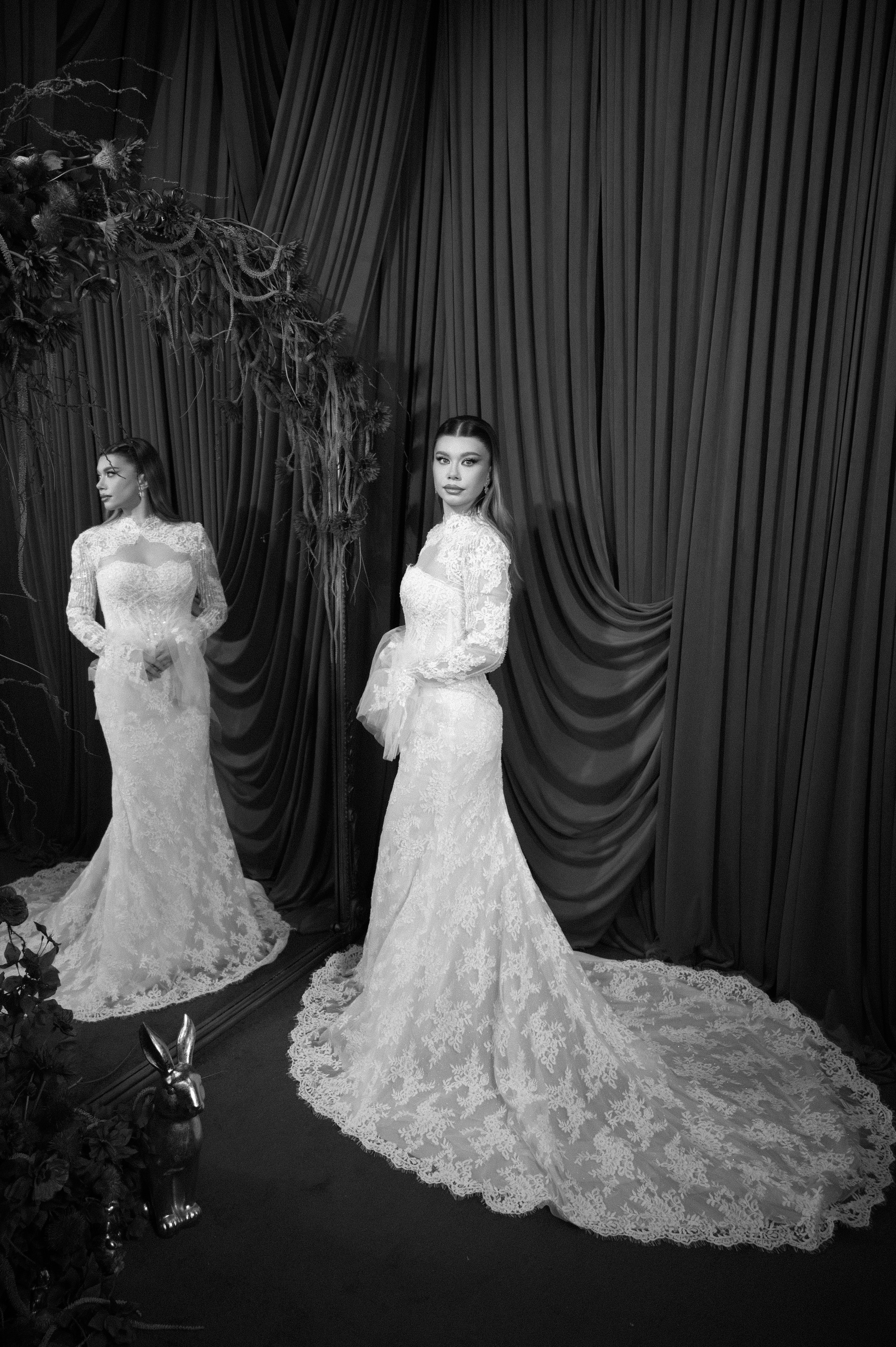 Portret alb-negru de cuplu într-un decor dramatic și sofisticat, fotografie de nuntă în București