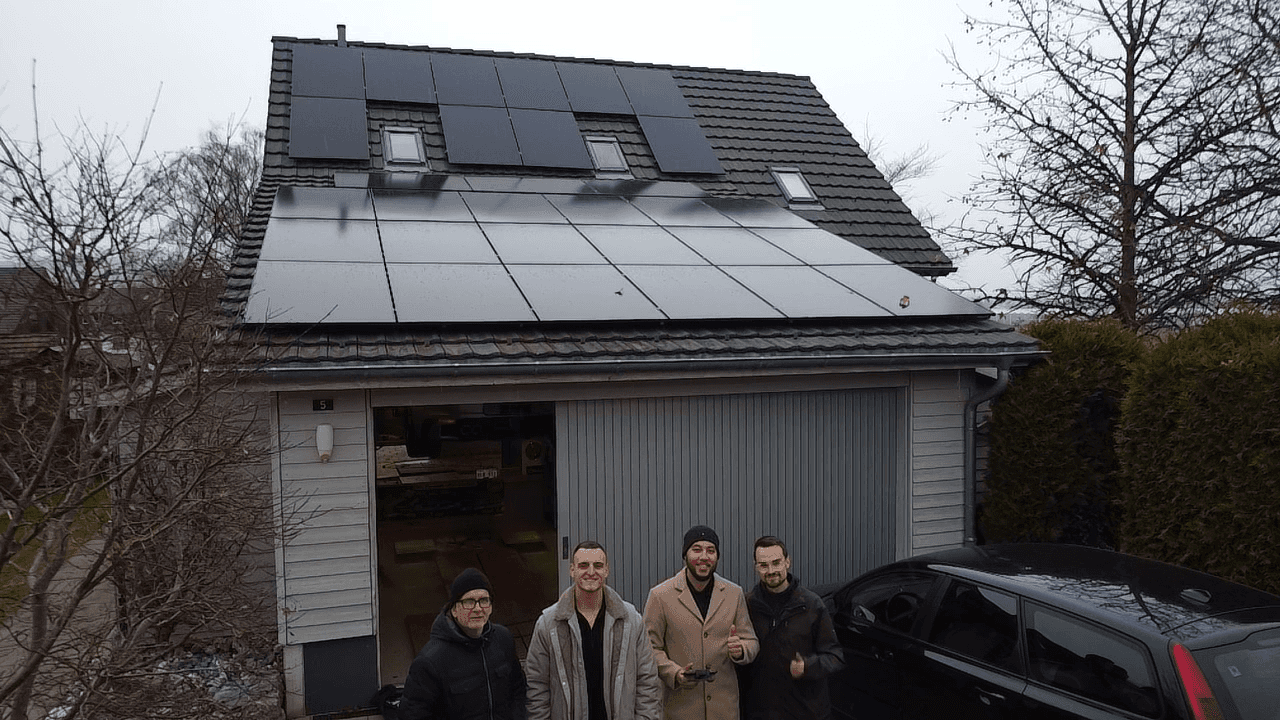 Team vor einem Einfamilienhaus mit einer 15 kWh Photovoltaikanlage aus 500 Watt Modulen in Ellikon an der Thur