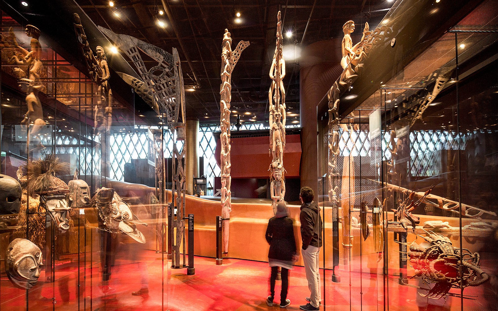 游客在巴黎凯布朗利博物馆内参观展览，展示多元的原住民艺术和文化。