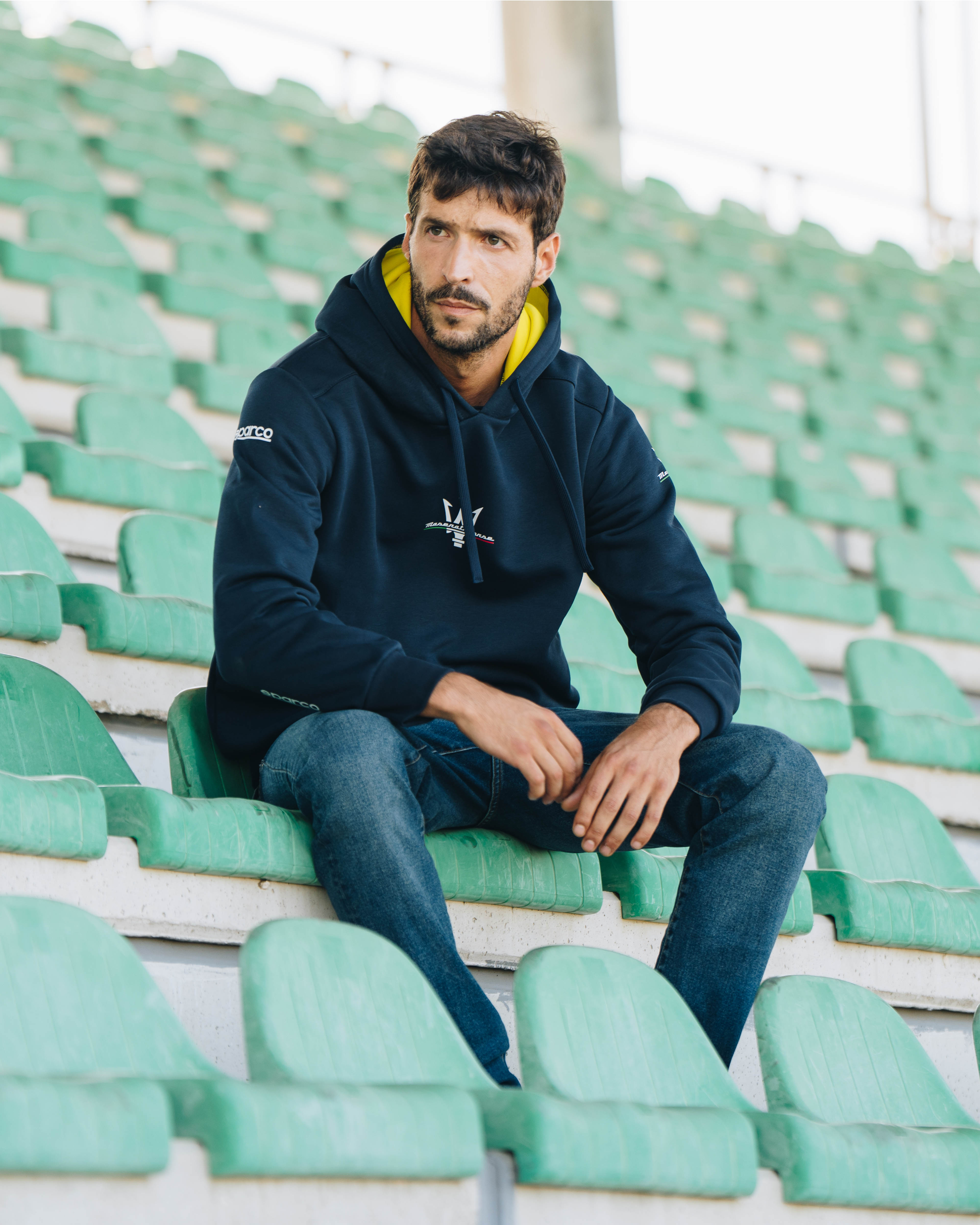 Render vista tre quarti frontale di Kia EV6 in ambiente architettonico moderno e minimalista in stile advertising.