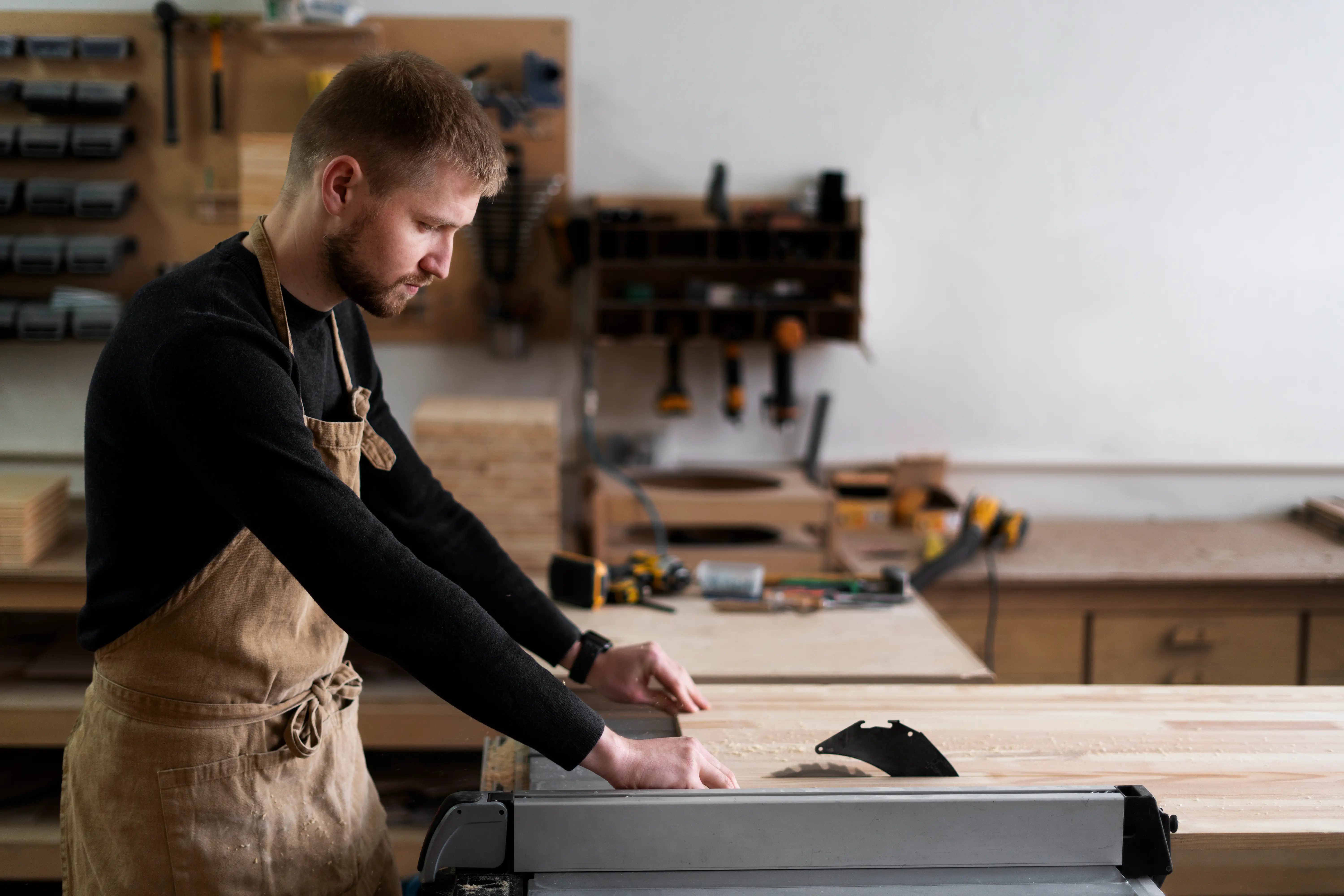 Profesional trabajando la madera para la fabricación de una cocina a medida.