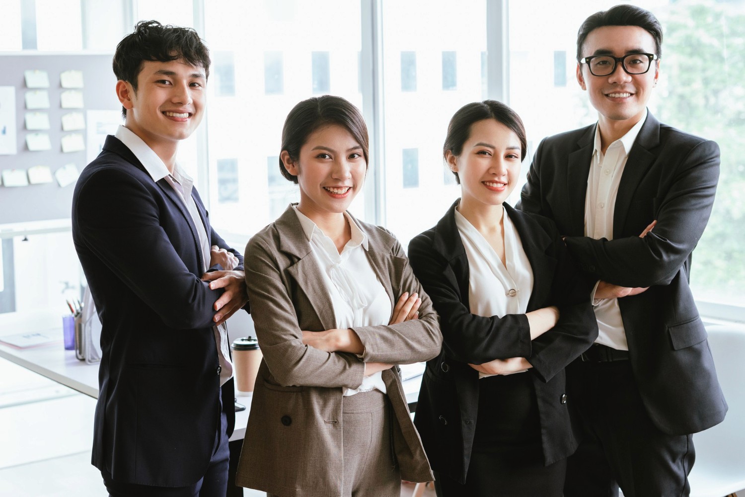 香港商業保險服務專業團隊穿著正裝微笑合影，致力為中小企及跨國企業提供專業保險方案。