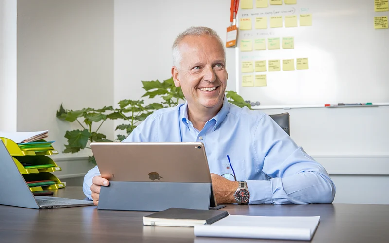 Robin Jongkind aan zijn bureau
