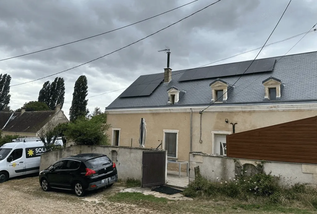 Photo d'une maison à Ternay dans le Centre-Val de Loire équipée de panneaux photovoltaïques dont l'installation a été faite par Solarock.