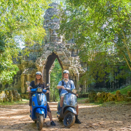 在我们的司机带领下,乘坐复古Vespa畅游吴哥公园,欣赏迷人风景的旅行体验。