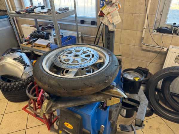 Motorkerékpár gumiabroncs csere szezonális szervizzel – Borbély Motors