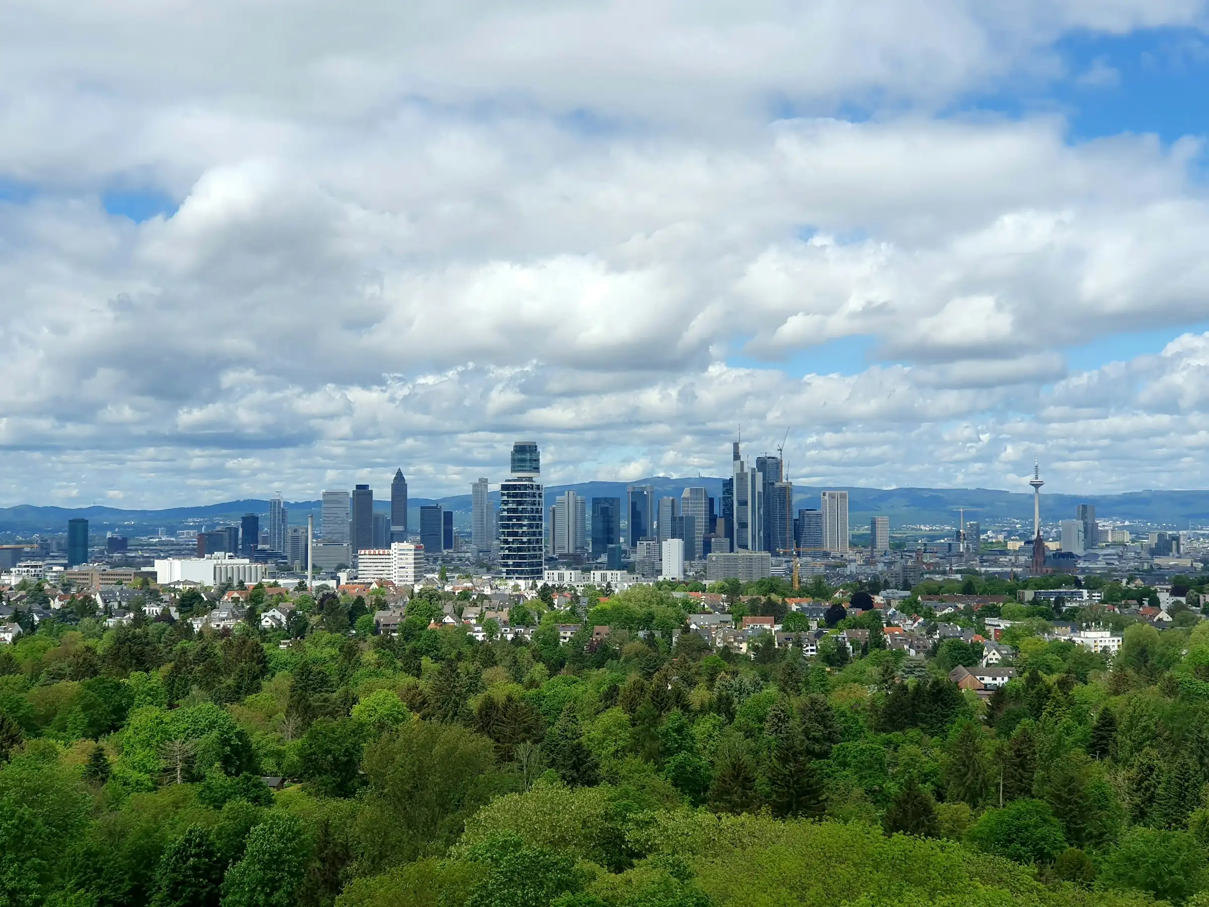 Rhein-Main-Gebiet, Frankfurter Skyline vom Goetheturm mit Taunus im Hintergrund