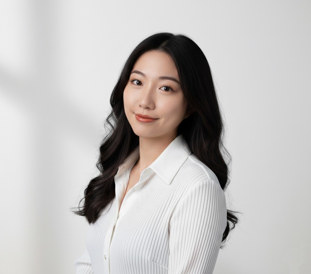 a person wearing a baseball cap