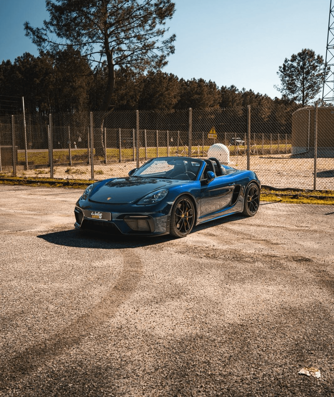 Maserati MC20 grise portes papillon ouvertes vue avant trois quarts