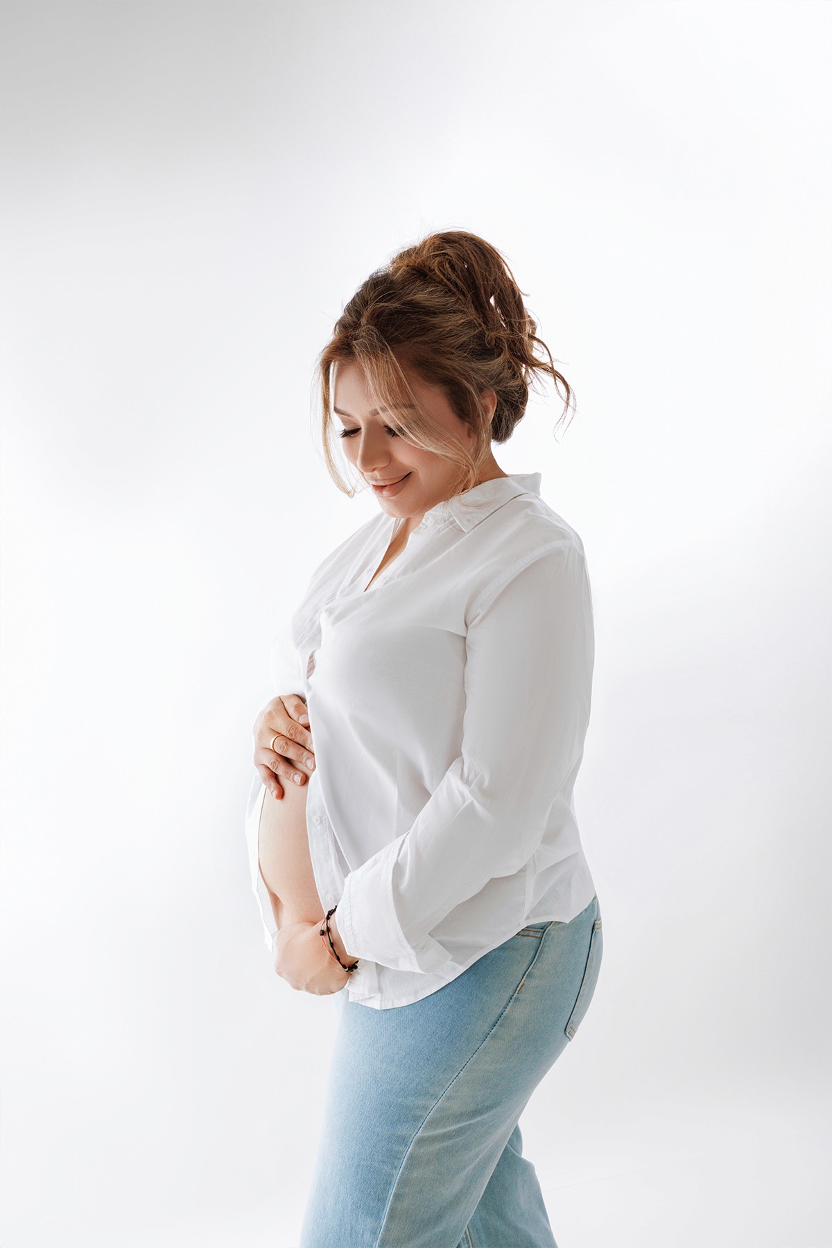 malist maternity photo with jeans and white shirt — simple and timeless look.