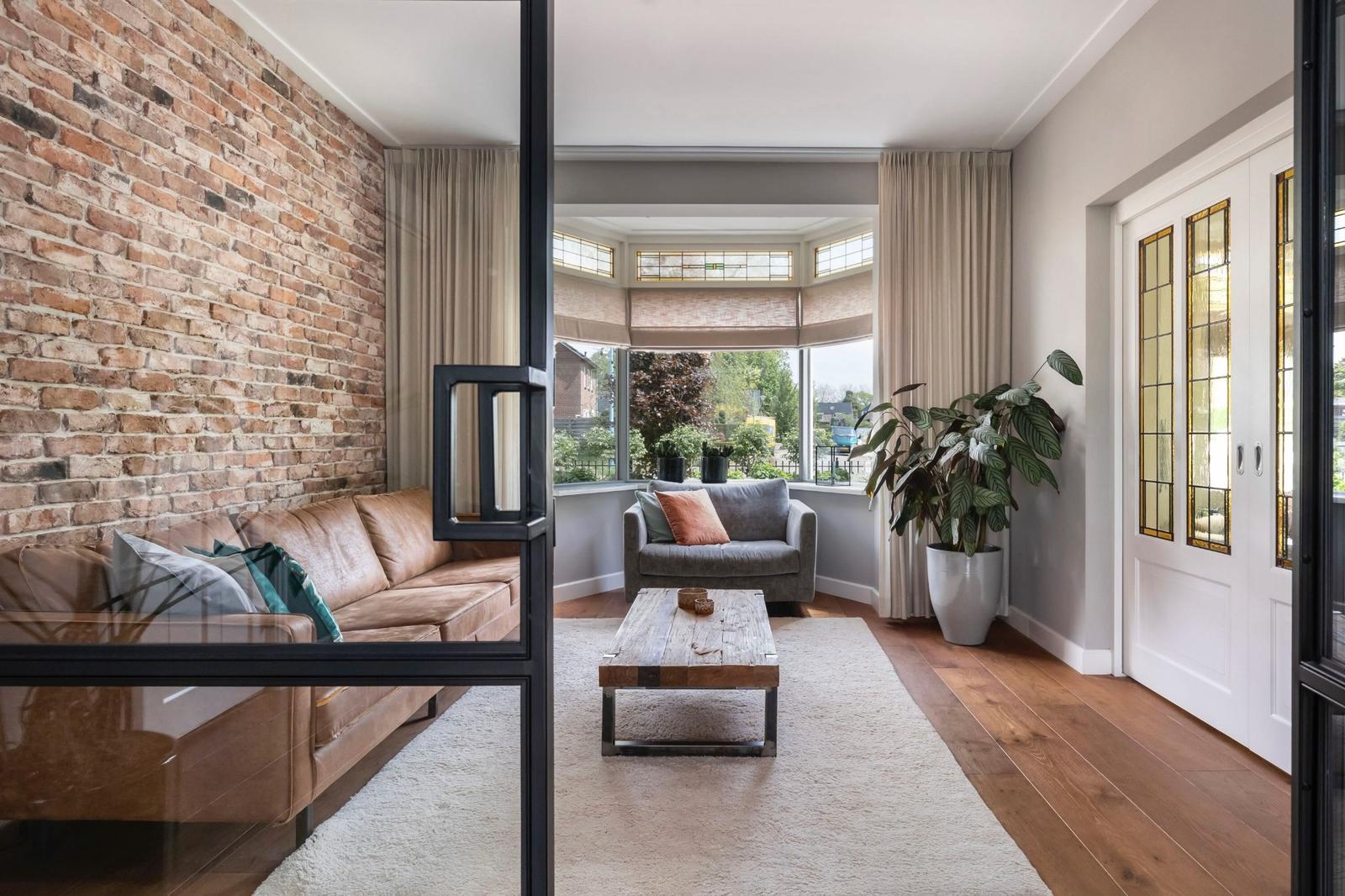 zithoek met erker en kamer-en-suite in industriele stijl