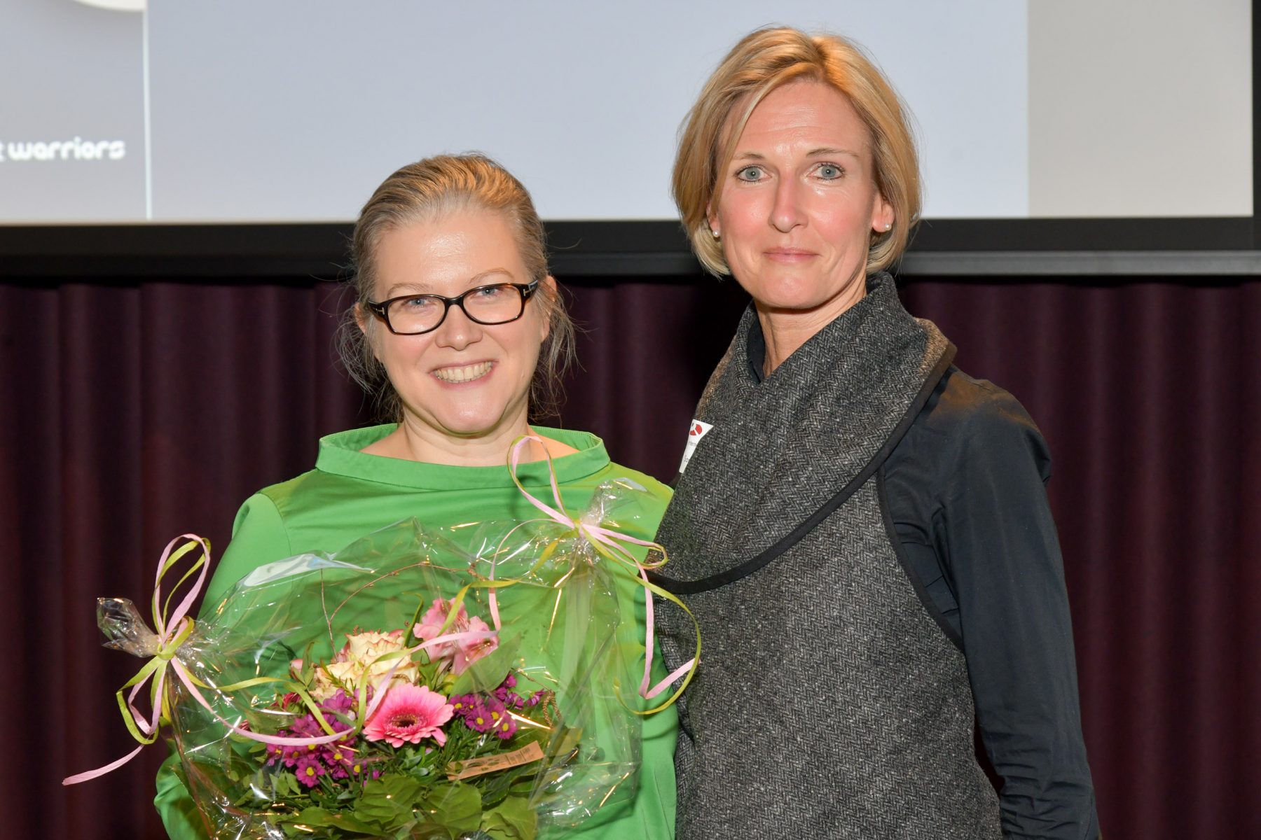 Foto Sandra Dembske Übergabe Blumenstrauß - Google Fachkonferenz E-Commerce - internetwarriors GmbH