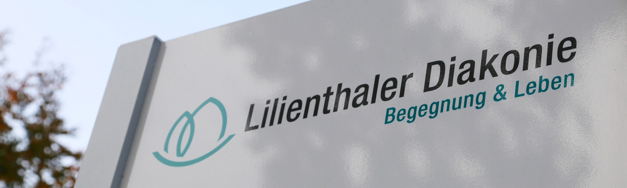Pflegekraft begleitet eine ältere Person