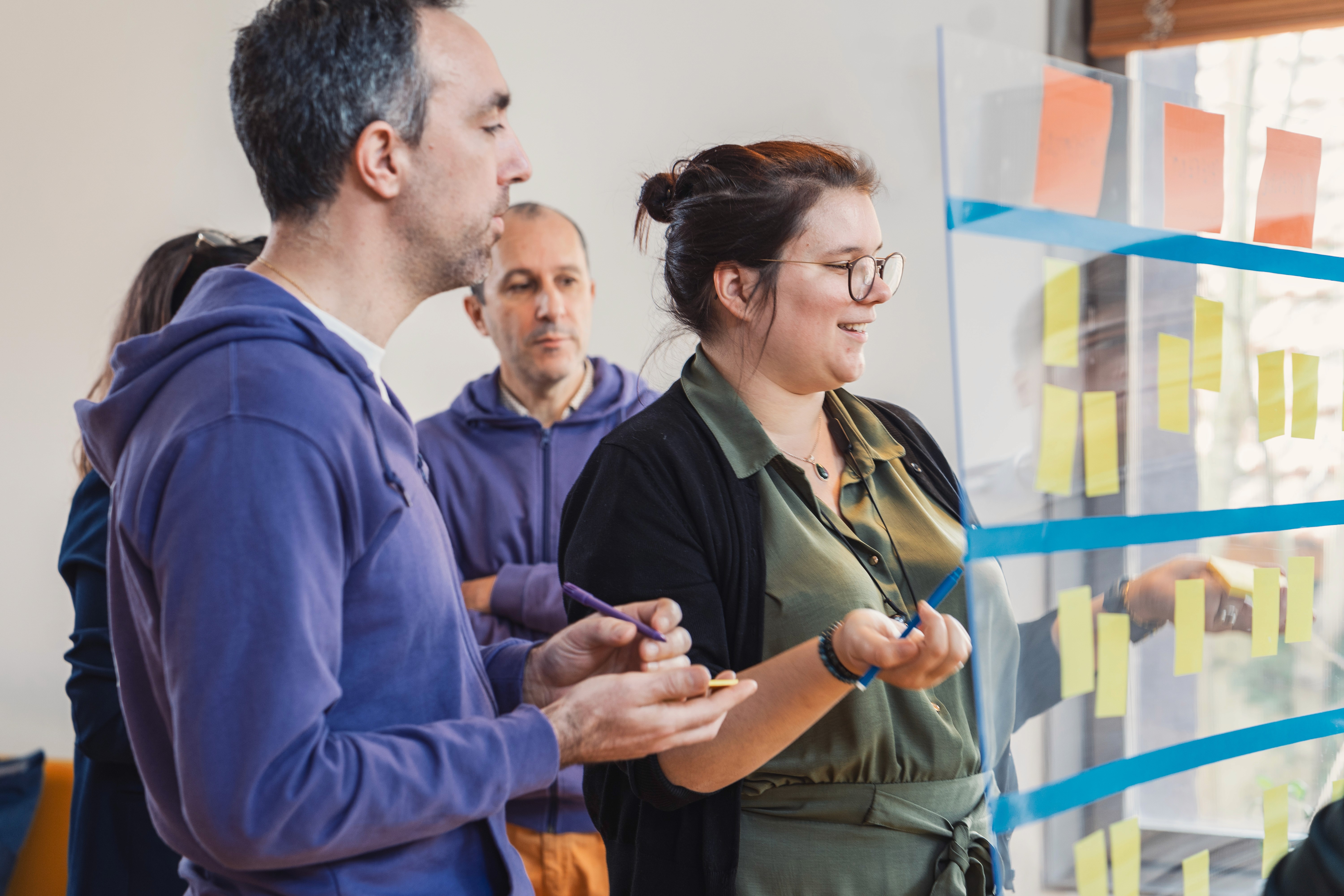 deux personnes qui participent à un atelier de travail