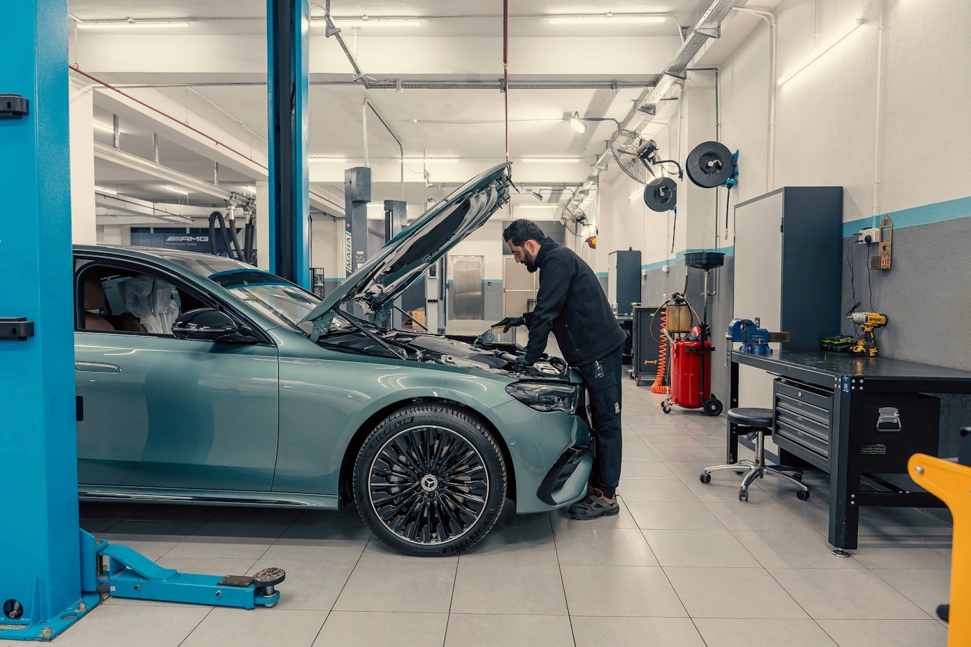 Oto elektrik arıza tespiti ve oto klima servisi yapılan otomotiv atölyesi