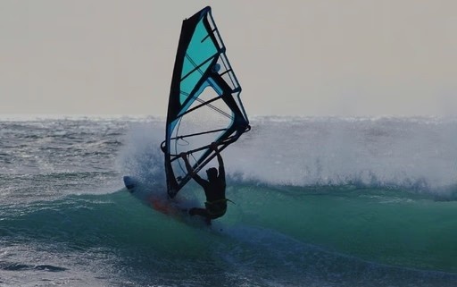 Homem fazendo kitesurf