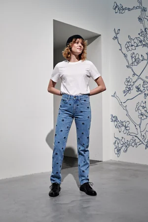 Dans le lookbook de la marque Danoise Another Aspect, le mannequin porte un costume gris et une chemise blanche