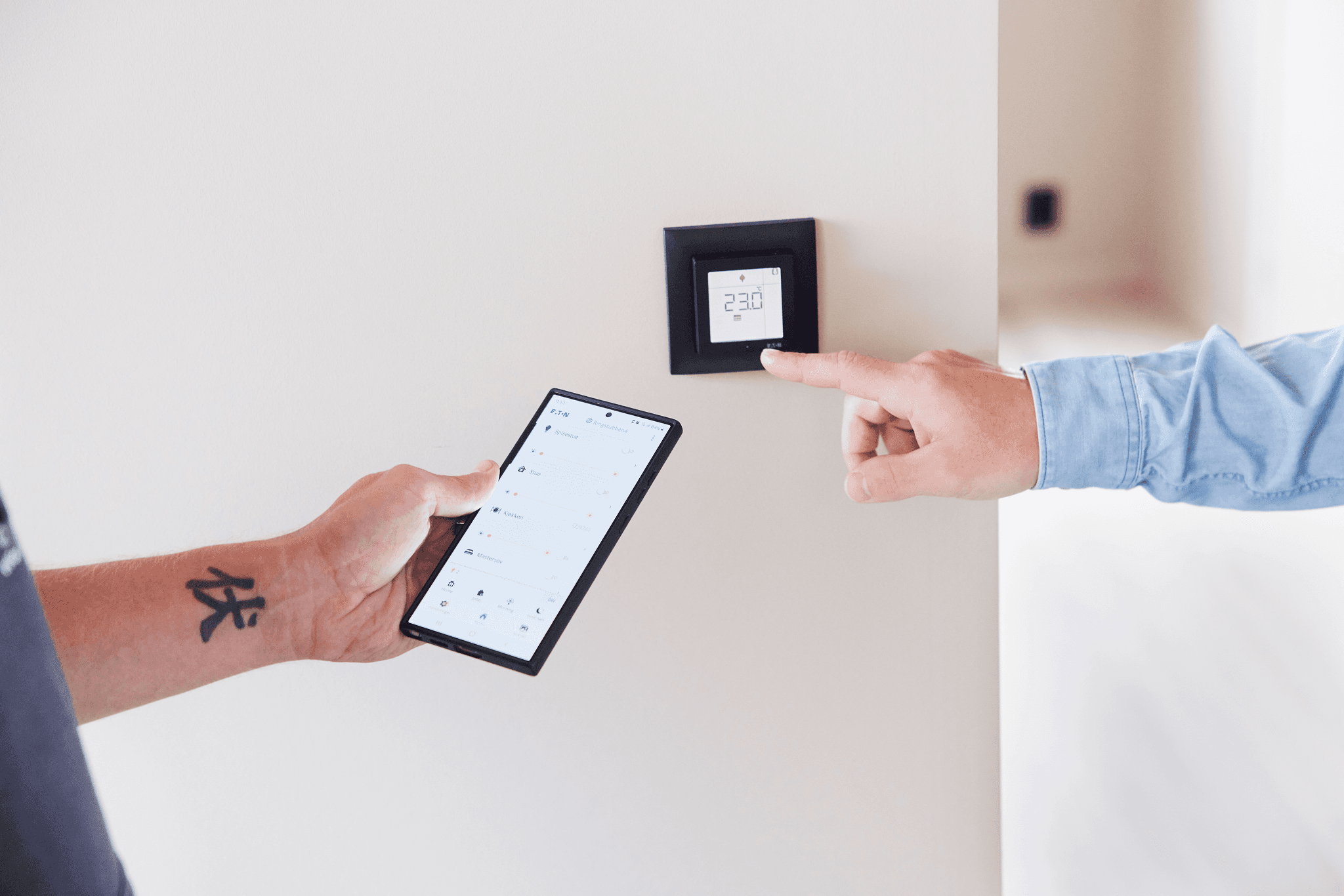 Elektriker fra Hurum Elektro tester smarthussystem sammen med kunde