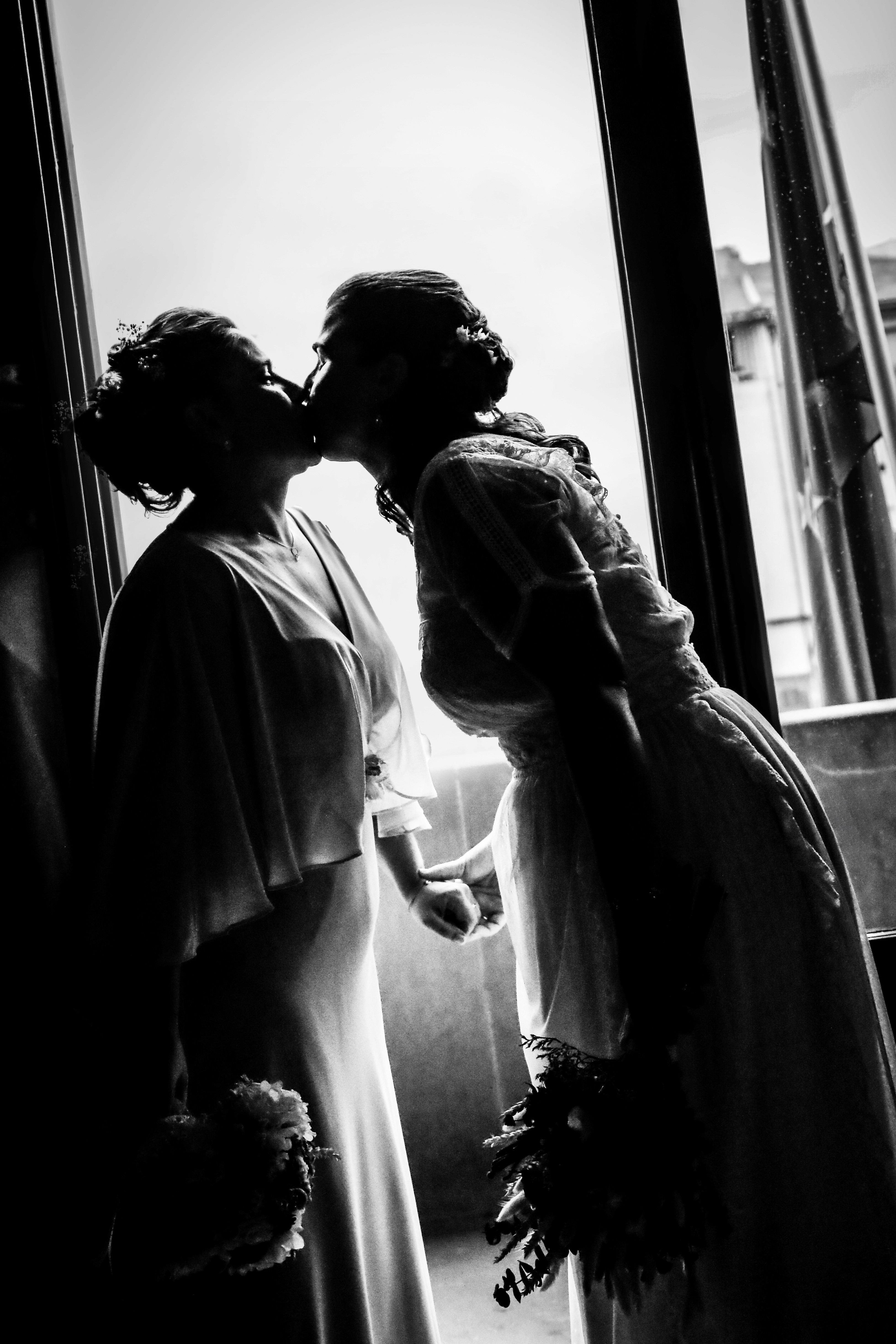 Sesión de boda. Pareja en blanco y negro dandose un beso