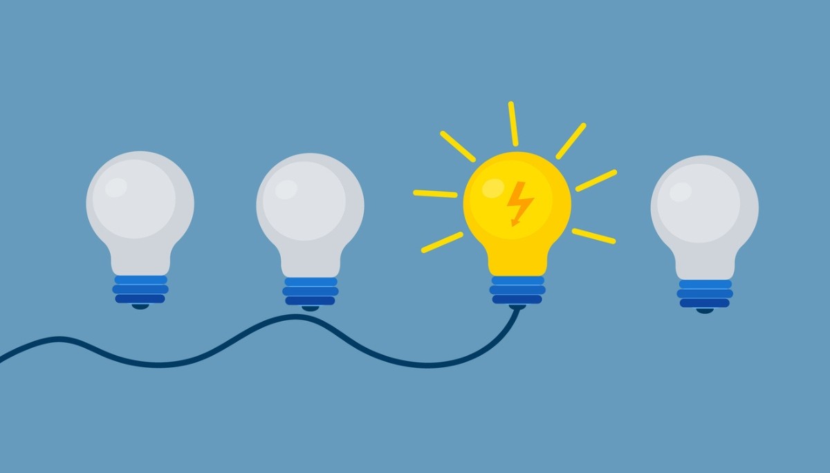 Illustration of five light bulbs in a row, with one brightly lit and marked by a lightning bolt
