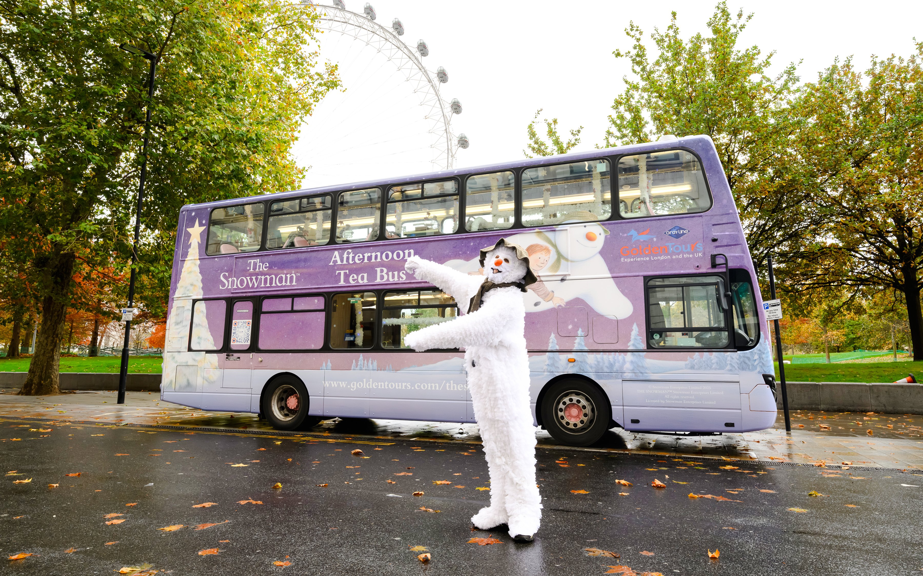 伦敦 The Snowman™ 下午茶巴士前的雪人角色。