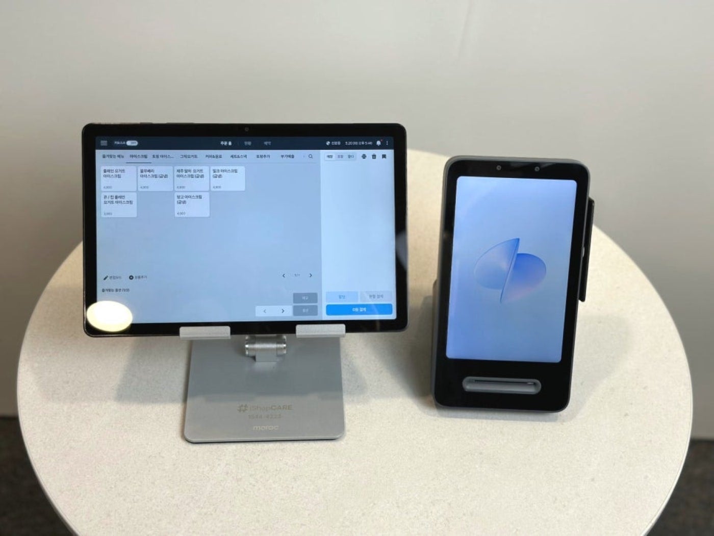 태블릿에 토스 포스프로그램이 설치된 이미지