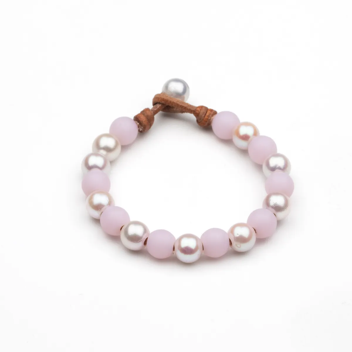 Fresh Water Pearl and lavender glass bead bracelet on natural leather cord with Tahitian Pearl toggle closure — Manos de Oro Saint Barth