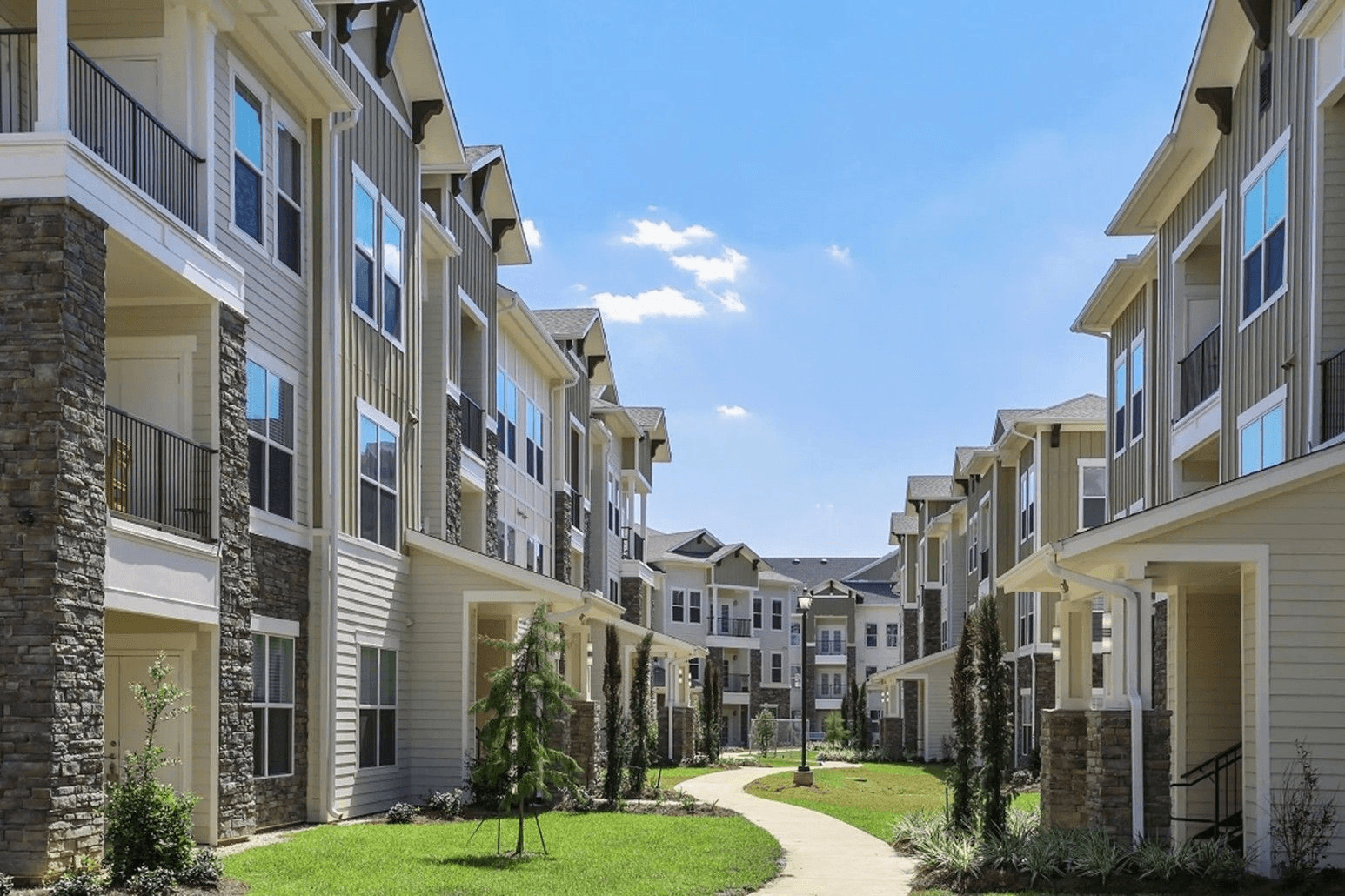 Interior courtyard view of apartment buildings at Creekside Crossing in Walker, Louisiana.