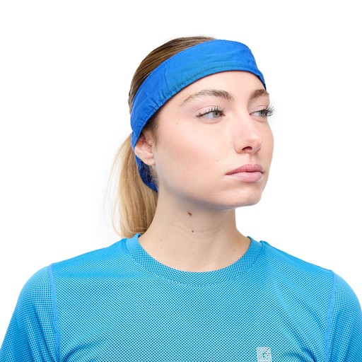 Bandana rafraîchissant G-Heat bleu noué autour de la tête d'une femme, fond blanc