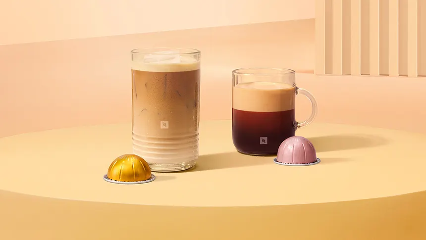 Dos cafés Nespresso vitaminados con sus cápsulas sobre una mesa