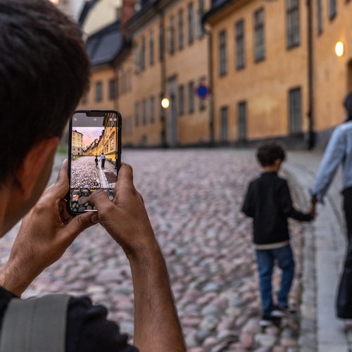 爸爸正在為他的家人拍照