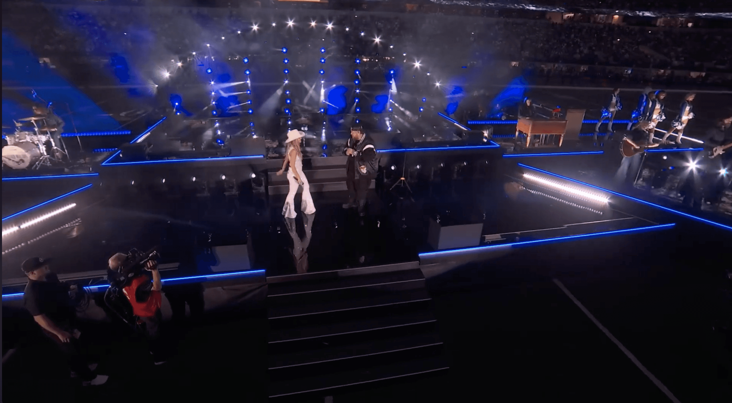 Lainey Wilson and Jelly Roll perform at the Dallas Cowboys Thanksgiving Halftime Show