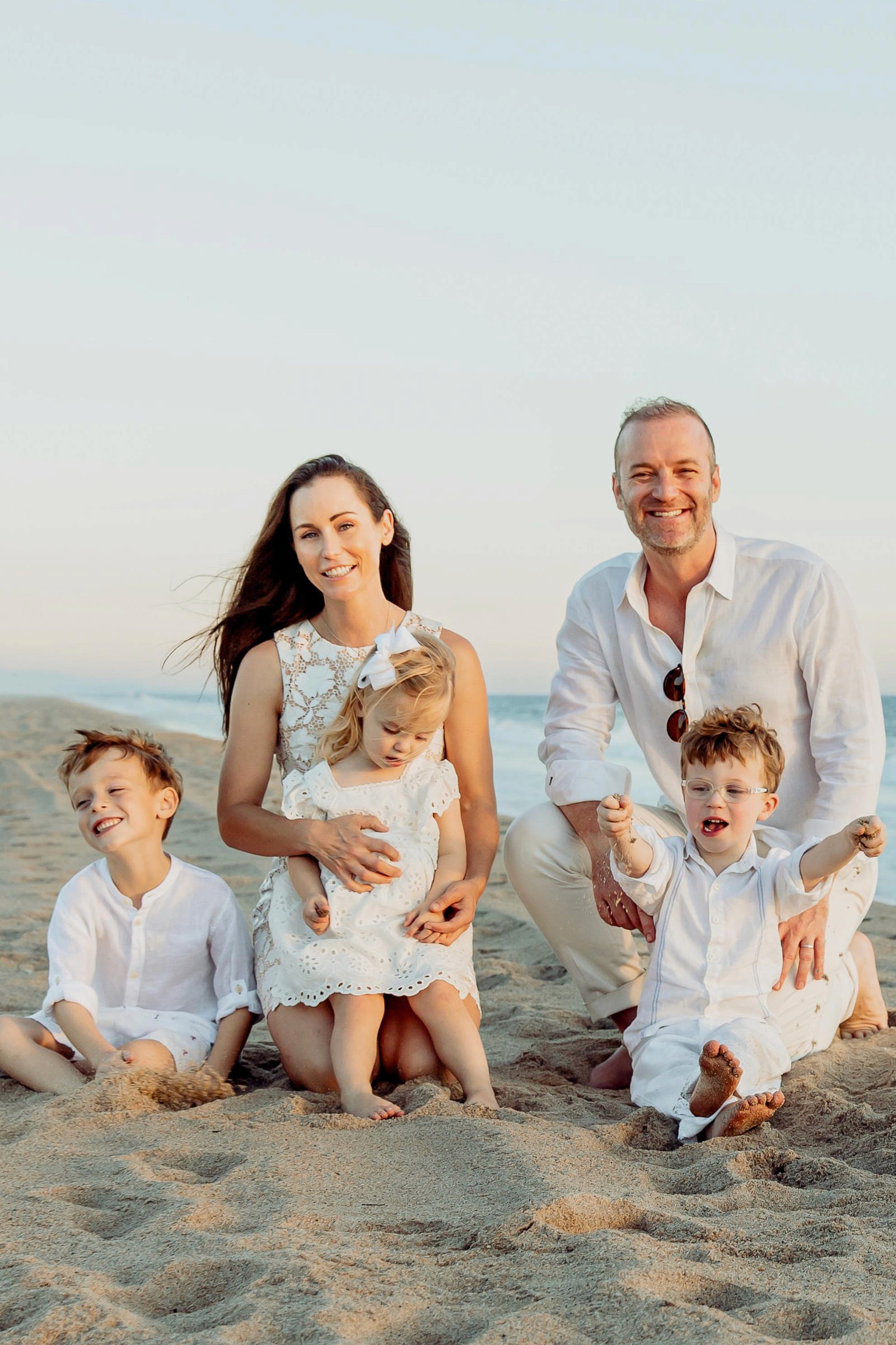 sesión de Fotografía de familia disfrutando un momento juntos en la playa en puerto escondido oaxaca