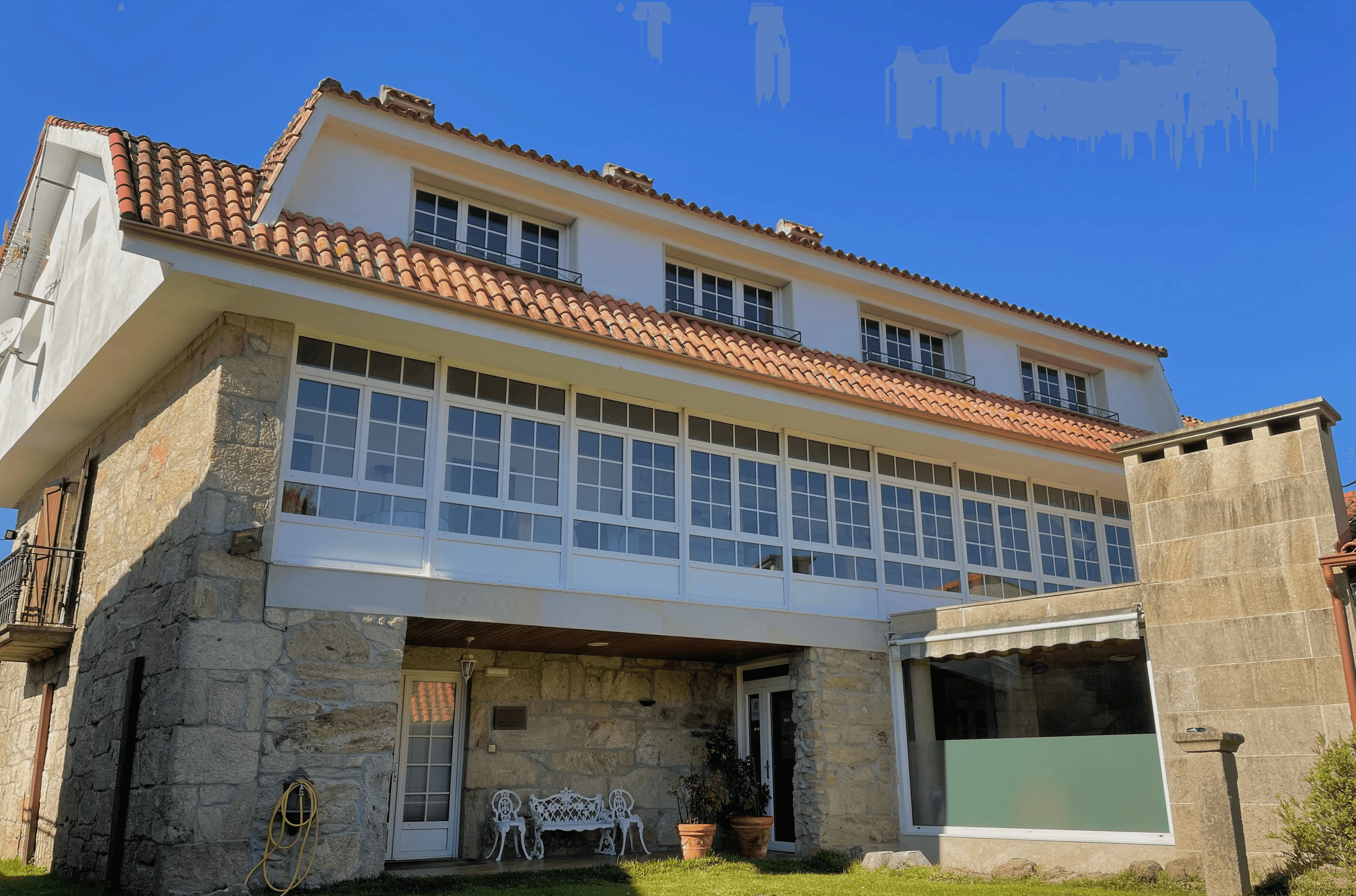 Fachada de Casa Cruceiro desde el jardín - Turismo rural en Arbo, Galicia