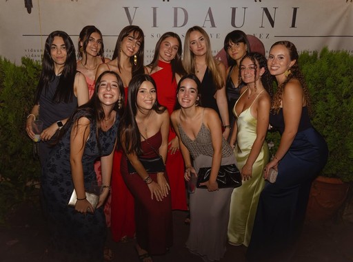 Grupo de chicas jovenes en un photocall de Vidauni