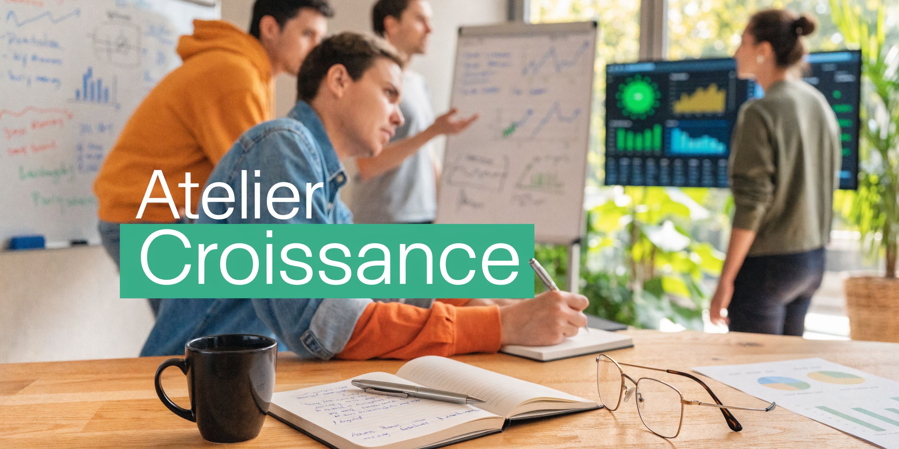 Une équipe professionnelle collaborative travaillant sur une stratégie de croissance dans un bureau moderne et lumineux.