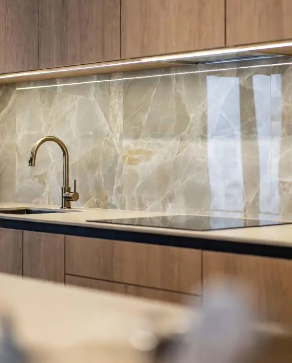 Πλακάκια κουζίνας τύπου onyx σε beige απόχρωση με φωτισμό LED και minimal σύγχρονο σχεδιασμό κουζίνας