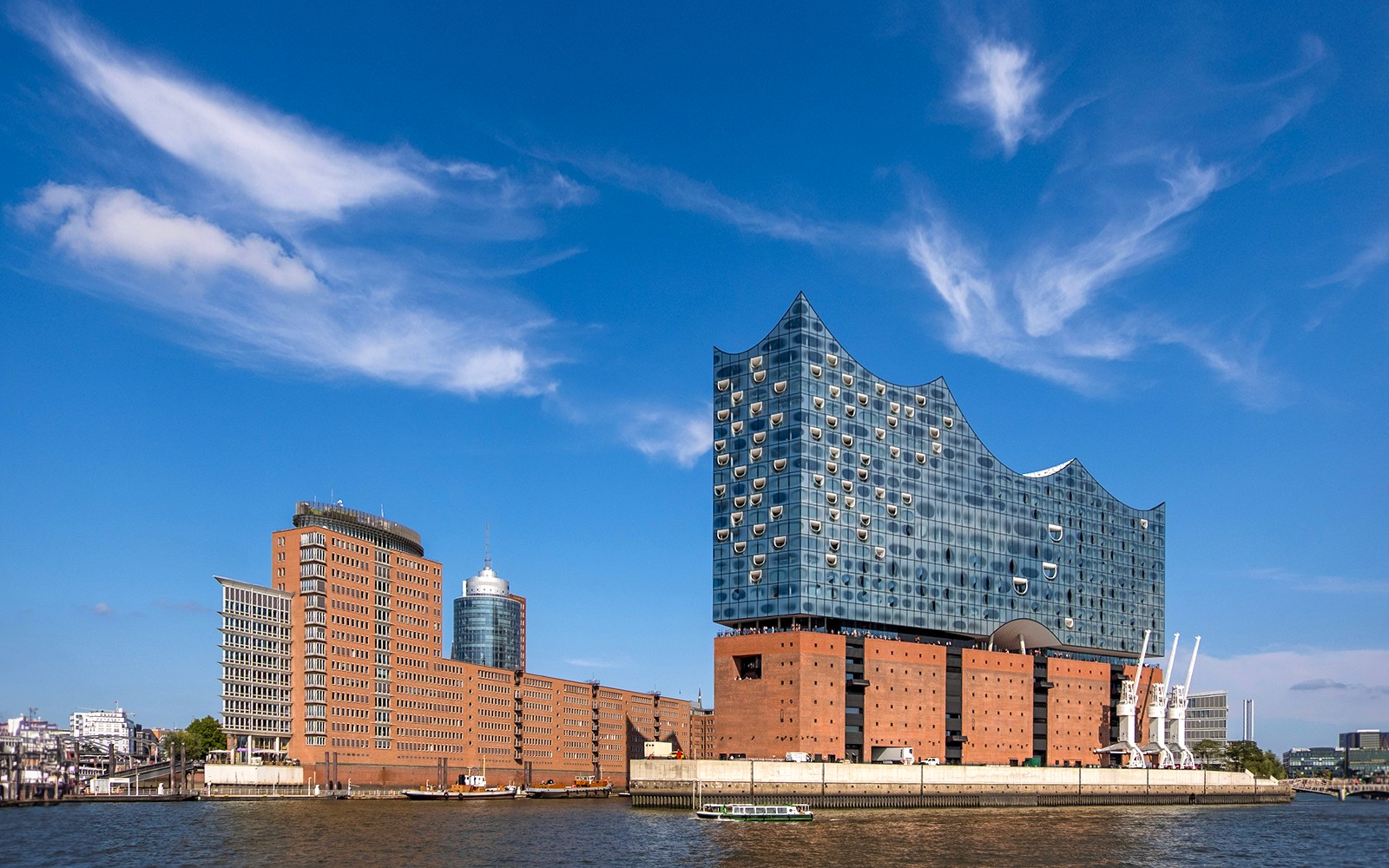 Das Elbphilharmonie-Gebäude in Hamburg, vom Hafen aus betrachtet.