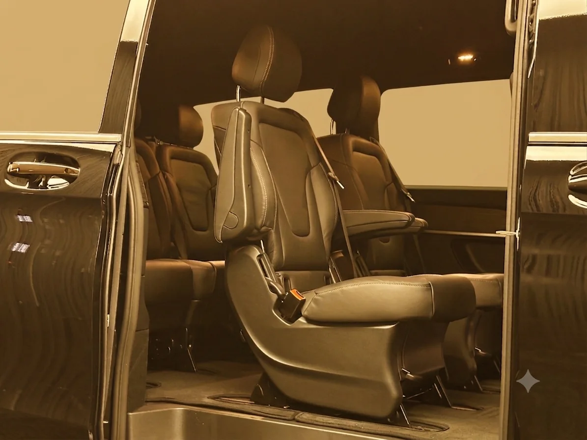 Blick durch die Schiebetür auf die Konferenzbestuhlung der Mercedes-Benz V-Klasse