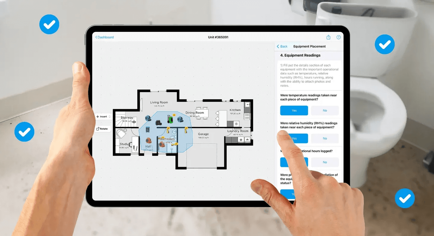 un restaurateur utilisant la tablette pour créer un plan d'étage