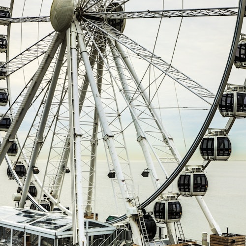 觀賞摩天輪，水邊的封閉式艙房，從下面觀看。