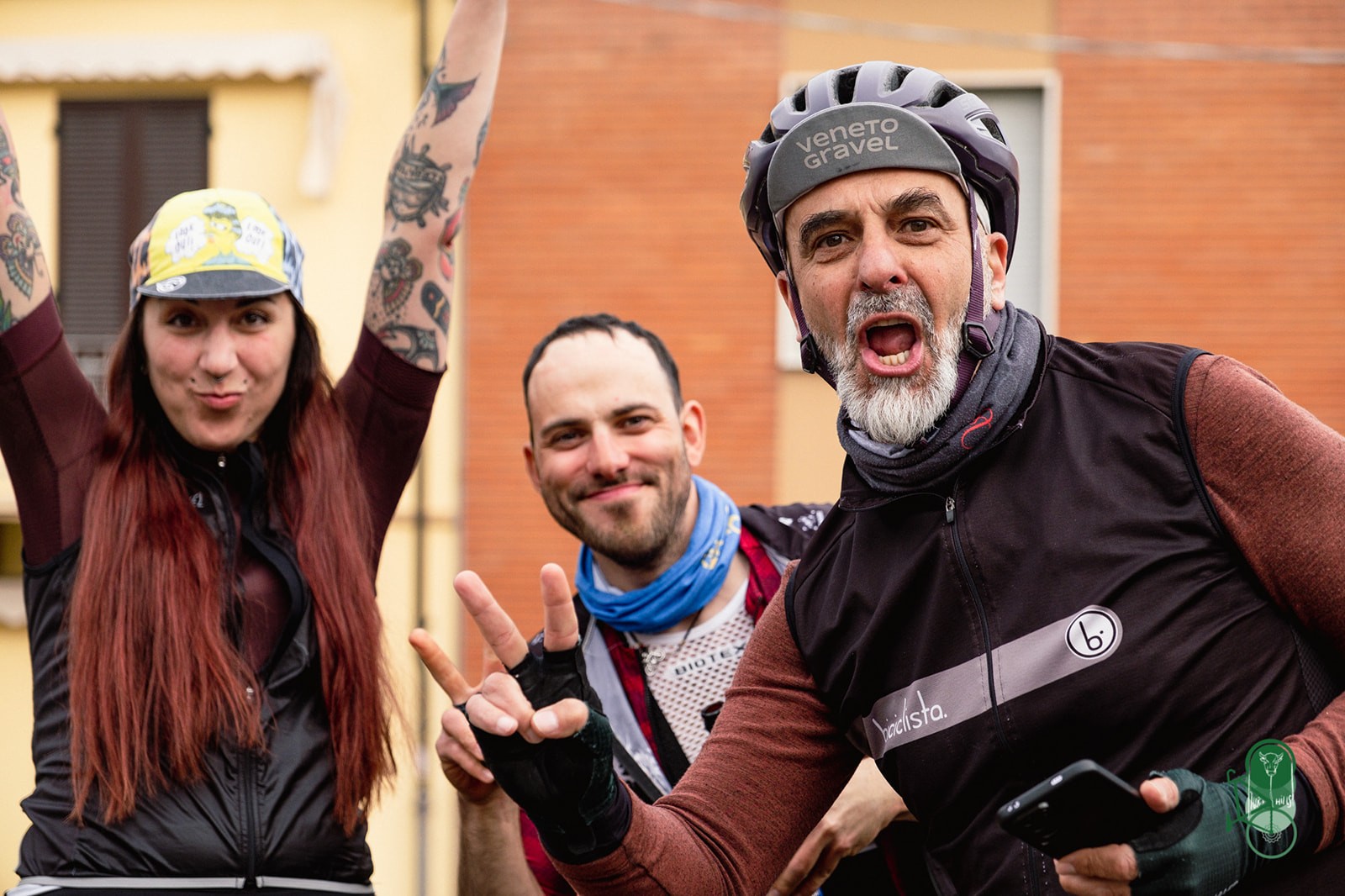 foto in bianco e nero con un gruppo di ciclisti