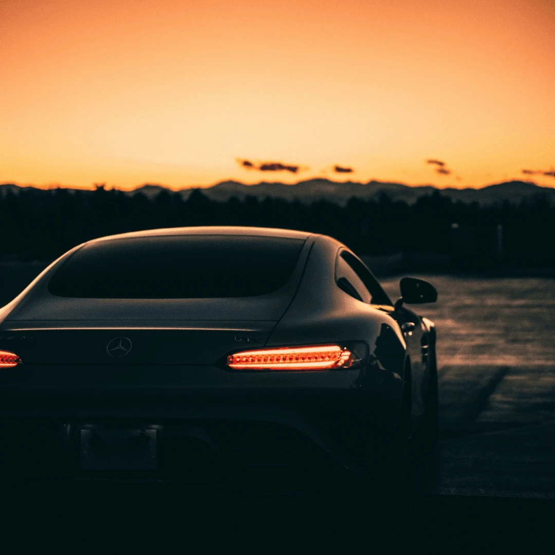 Mercedes Limousine im Sonnenuntergang ästhetisch