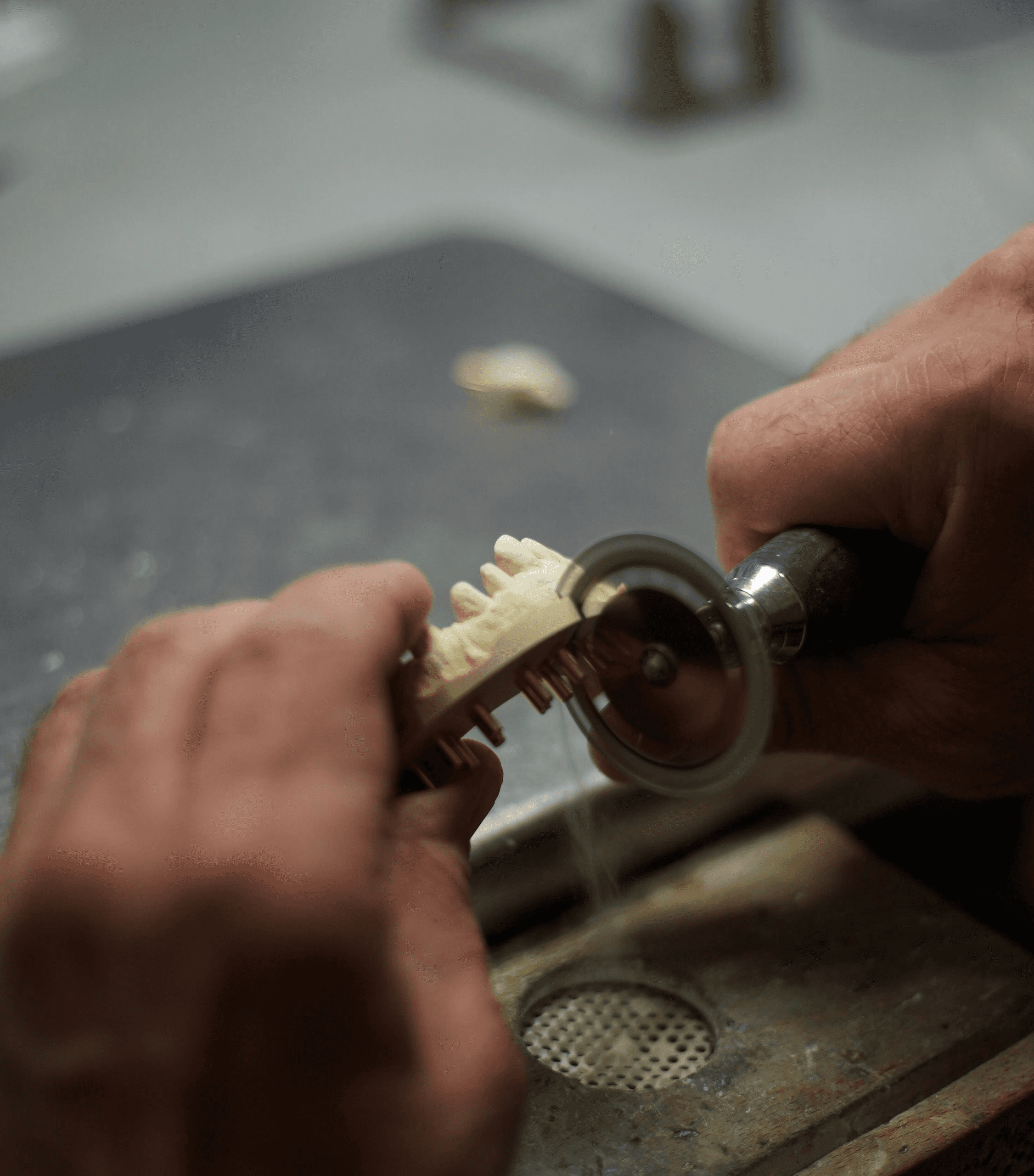 Detail ručnej práce zubného technika – precízne opracovanie zubnej náhrady v laboratóriu Omega Dental