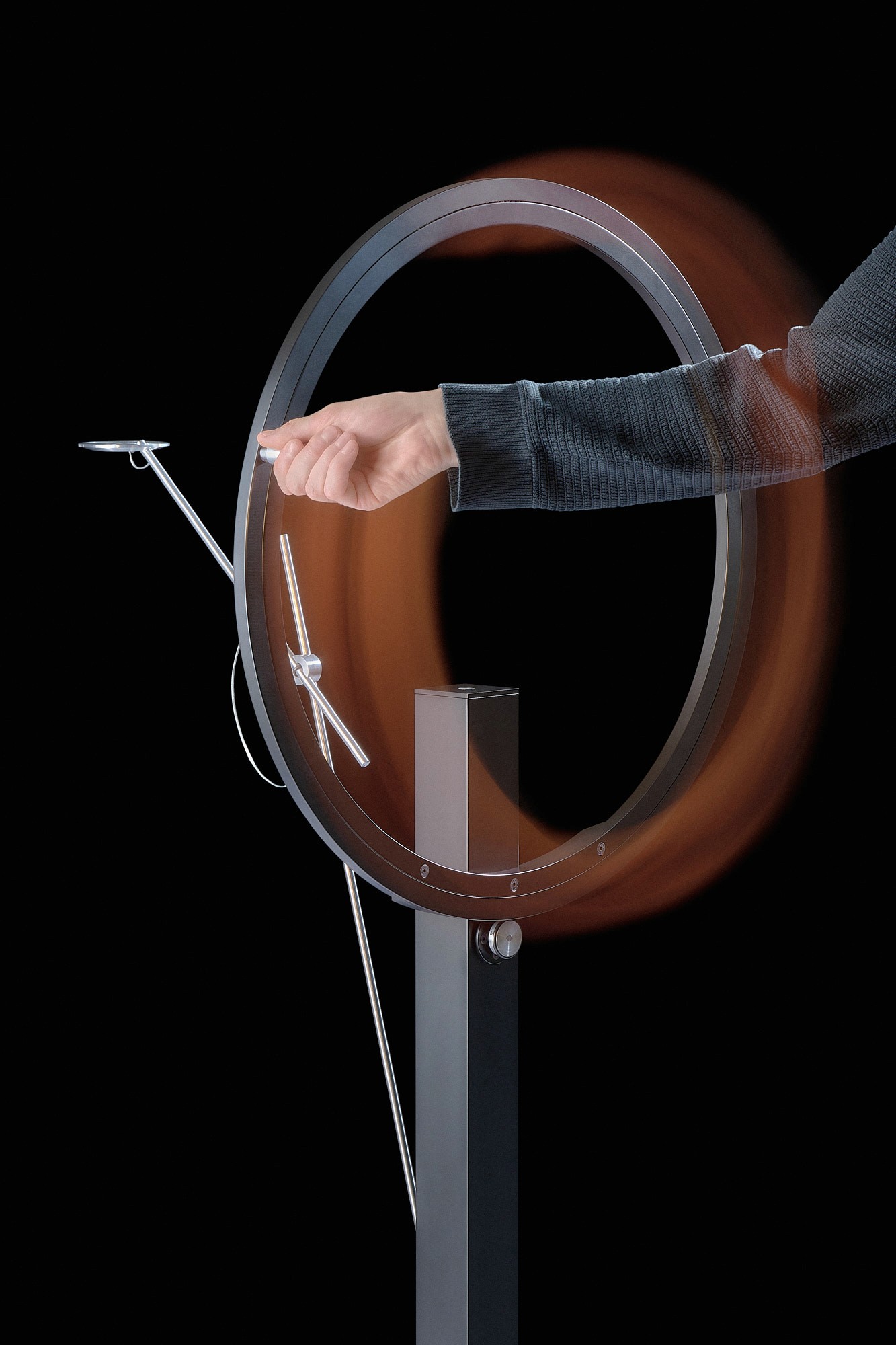 A dynamic image showing how energy is generated by cranking.