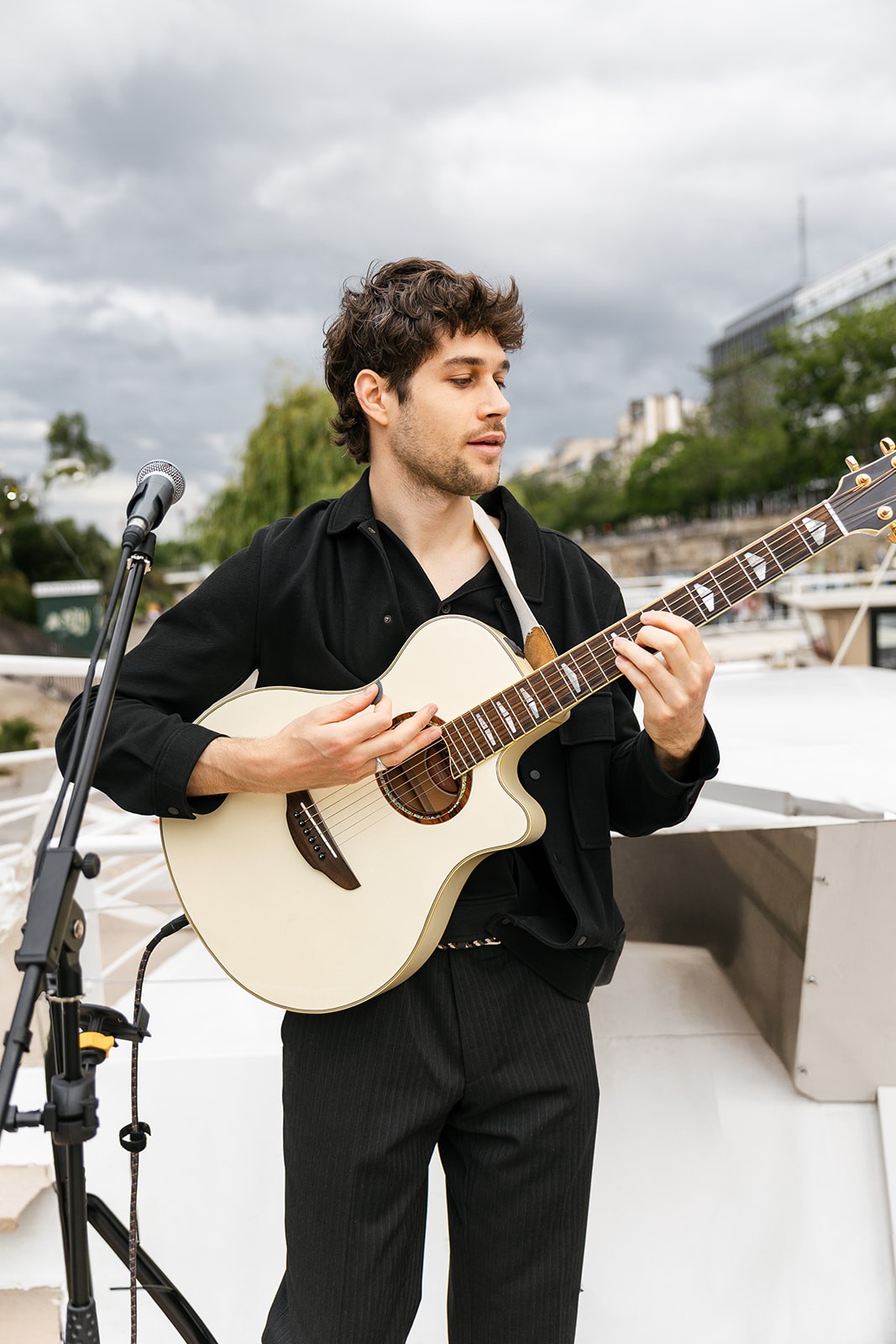 Guitariste pendant un concert lors d'un séminaire d'entreprise.